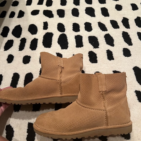 Uggs classic unlined mini perf perforated suede boots in tawny women’s sz 7 - Picture 4 of 9